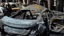 Bangkai mobil yang hangus terbakar usai terkena ledakan bom di Baghdad, Irak (30/5). Dalam insiden ini, pihak radikal ISIS mengklaim bahwa serangan bom bunuh diri tersebut dilakukan oleh kelompok mereka. (AP Photo / Karim Kadim)