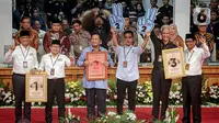 Pasangan capres-cawapres Pemilu 2024, Anies Baswedan-Muhaimin Iskandar, Prabowo Subianto-Gibran Rakabuming Raka, dan Ganjar Pranowo-Mahfud Md (kiri ke kanan) berpose usai pengundian nomor urut di halaman gedung Komisi Pemilihan Umum (KPU), Jakarta, Selasa (14/11/2023). (Liputan6.com/Faizal Fanani)