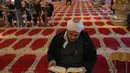 Dengan suasana yang sangat tenang, bertadarus atau berdiam diri di dalam kubah batu menjadi lebih khusyuk. Tampak dalam foto, seorang pria Palestina membaca Al-Quran di dalam Kubah Batu di kompleks Masjid al-Aqsa, Yerusalem menjelang waktu berbuka puasa selama bulan suci Ramadan 1447 Hijriah pada Rabu 25 Februari 2026. (AHMAD GHARABLI/AFP)