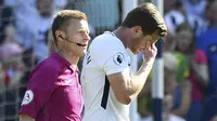 Bek Tottenham Hotspur, Jan Vertonghen, tampak kecewa usai dikalahkan West Bromwich Albion pada Premier League di Stadion The Hawthorns, Sabtu (5/5/2018). West Bromwich Albion menang 1-0 atas Tottenham Hotspur. (AP/Anthony Devlin)