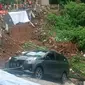 Sebuah mobil harus diikat dengan pohon agar tidak meluncur ke jurang saat terjadi longsor di Sendangmulyo, Tembalang, Kota Semarang. Foto: Liputan6.com/ Felek Wahyu