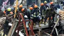 Petugas mencari korban yang tertimbun bangunan yang roboh di Kolombo, Sri Lanka, Kamis (18/5). Penyebab robohnya bangunan masih dalam tahap penyelidikan. (AFP/Ishara S. KODIKARA)