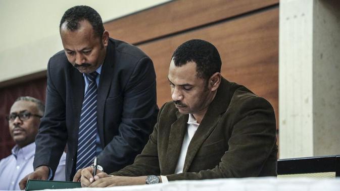 Pemimpin gerakan pro-demokrasi Sudan Ahmad al-Rabiah menandatangani dokumen pembagian kekuasaan dengan dewan militer yang berkuasa di Khartoum, Sudan, Rabu, 17 Juli 2019. (AP / Mahmoud Hjaj)