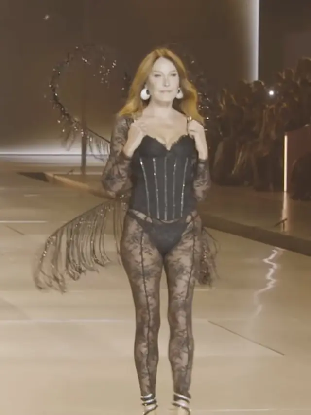 Carla Bruni  Mantan Ibu Negara Prancis Debut di Victoria's Secret Fashion Show. [@voguemagazine]