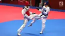 Atlet taekwondo Indonesia, Ibrahim Zarman bertarung melawan Gangmin Cho asal Korea Selatan di kelas putra under 63 Kg di lapangan taekwondo JCC, Jakarta, Rabu (22/8). Ibrahim kalah dengan skor 25-36 pada babak perempat final. (Liputan6.com/Fery Pradolo)