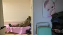 Seorang prajurit Ukraina yang terluka ringan beristirahat di klinik bersalin swasta Leleka ('Stork') yang terletak tidak jauh dari desa garis depan Horenka, Kiev pada 10 Maret 2022. Klinik tersebut menjadi stasiun bantuan garis depan untuk tentara dan warga sipil yang terluka. (Sergei SUPINSKY/AFP)
