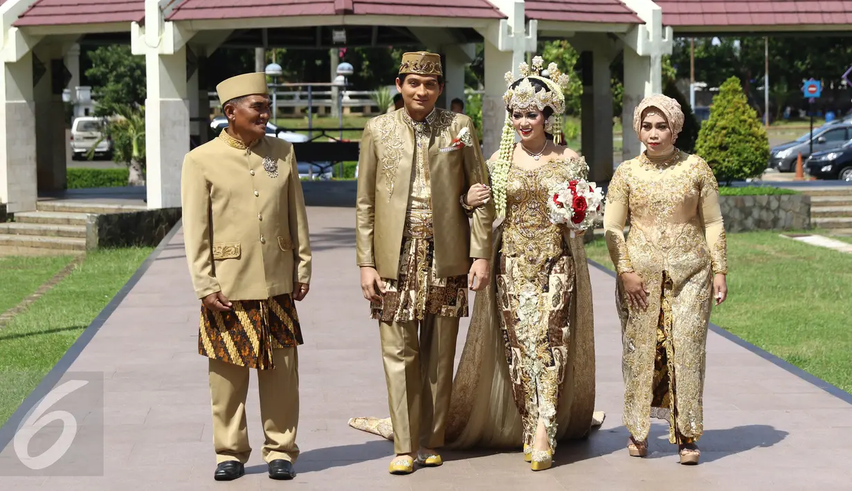 Pasangan selebriti, Lucky Hakim dan Tiara Dewi saat tiba di Masjid At Tin, Jakarta, Kamis (19/1). Pernikahan Lucky dan Tiara berlangsung sederhana dan tak banyak kerabat dan tamu undangan yang hadir. (Liputan6.com/Herman Zakharia)