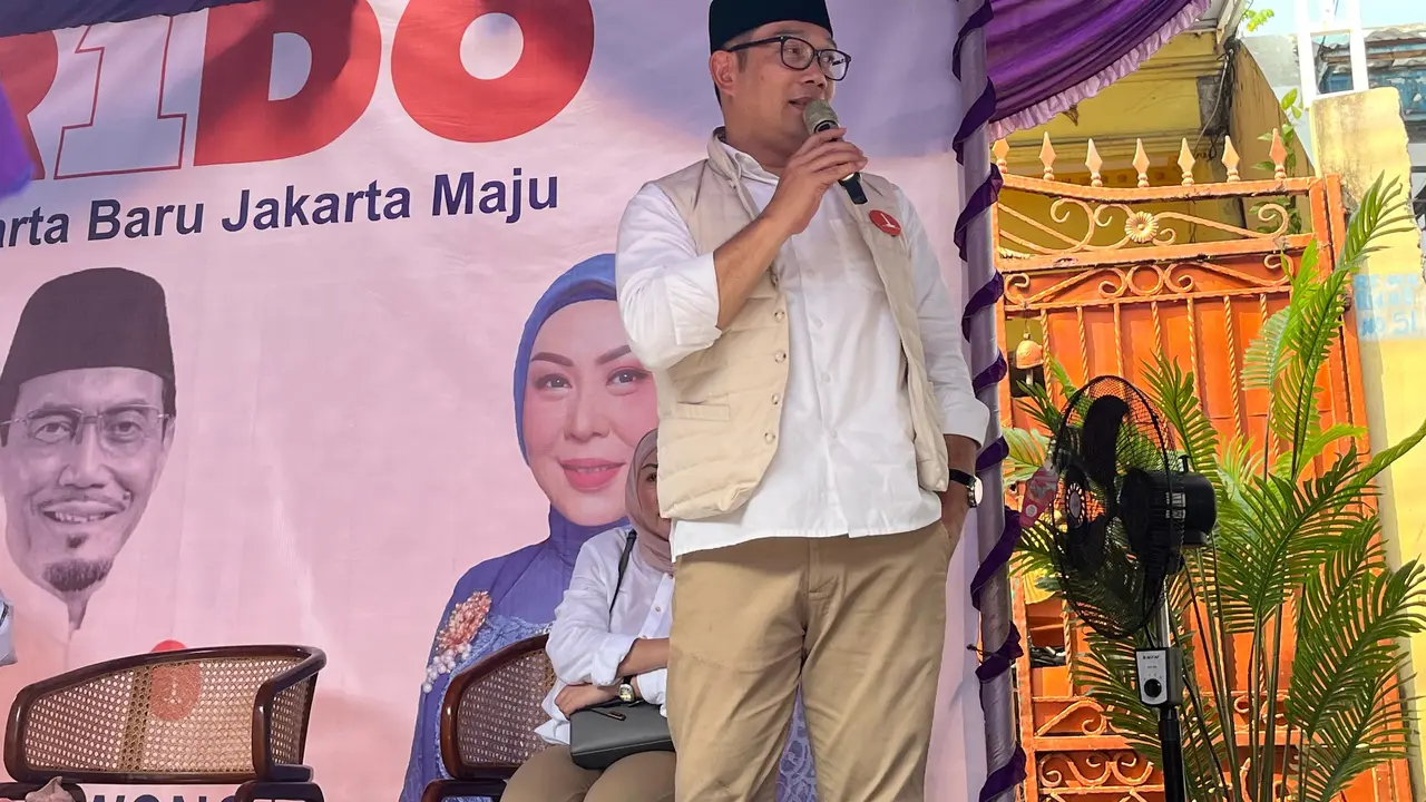 Calon Gubernur (Cagub) Jakarta Nomor Urut 1 Ridwan Kamil (RK) saat menyapa warga di Kapuk, Cengkareng, Jakarta Barat, Kamis (10/10/2024).