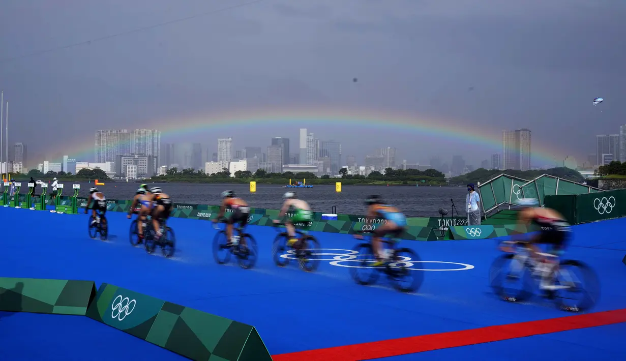 Pelangi terlihat saat para atlet bertanding di cabang sepeda kompetisi triathlon individu putri Olimpiade Tokyo 2020, Selasa (27/7/2021). (Foto: AP/David Goldman)