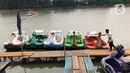 Seorang pria berjalan di sekitar Perkampungan Budaya Betawi Setu Babakan, Jakarta, Senin (22/6/2020). Danau buatan seluas 30 hektare tersebut kembali dibuka untuk umum setelah sebelumnya ditutup untuk mencegah penyebaran virus corona COVID-19. (Liputan6.com/Immanuel Antonius)