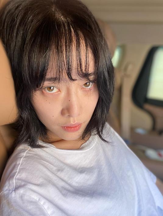 Memiliki wajah khas yang jutek, peran antagonis yang ia mainkan pun terlihat menyatu dengan dirinya. Sebelum tampil sebagai aktris di drama, Kim Hieora merupakan artis musikal sejak tahun 2009. Tak heran, jika ia sudah begitu ekspresif dan totalitas dalam berakting di layar kaca. (Liputan6.com/IG/@hereare0318)