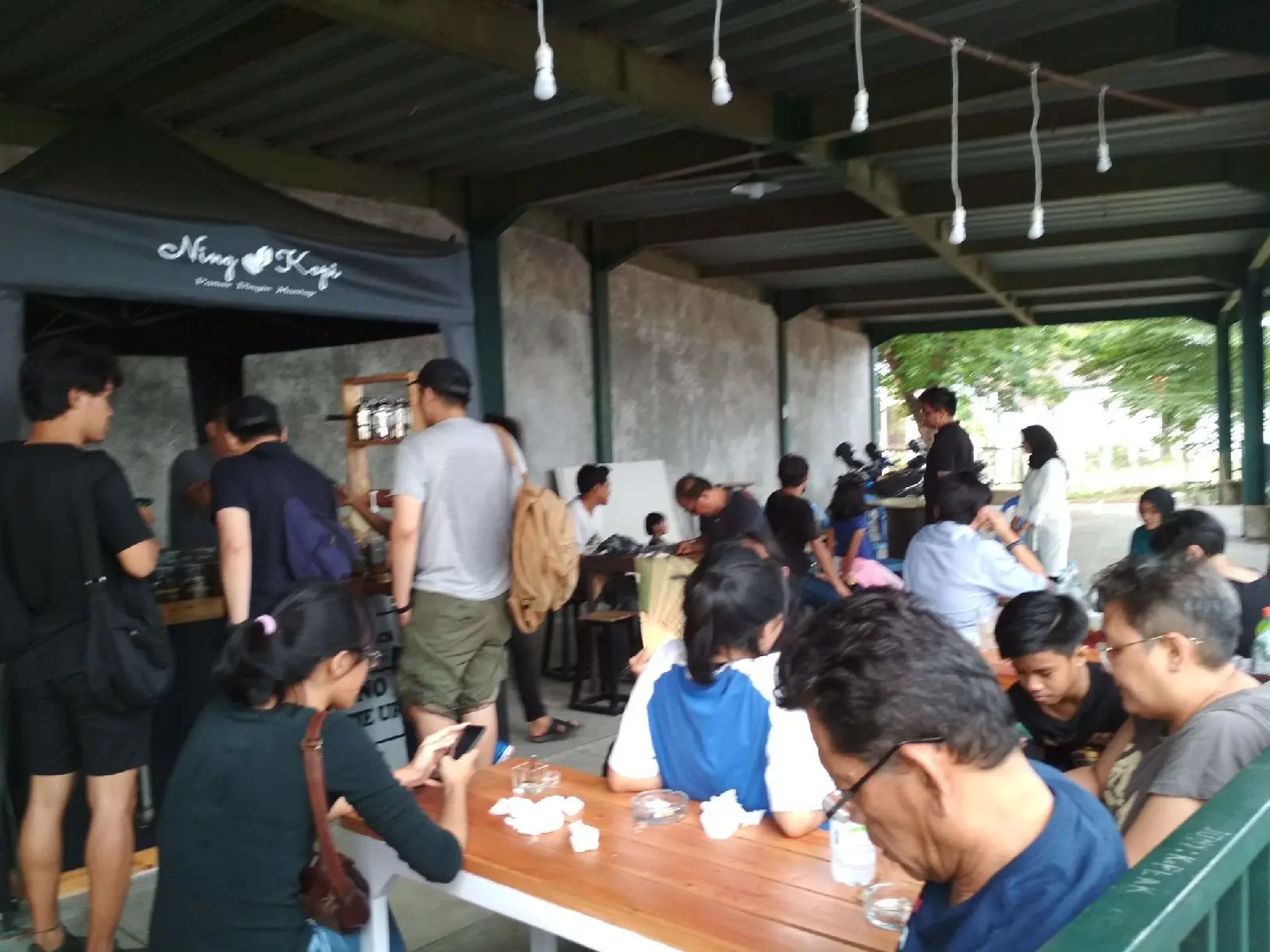 Suasana kedai kopi di Gua Sunyaragi yang padat pelanggan. (foto : Liputan6.com / Panji Prayitno)