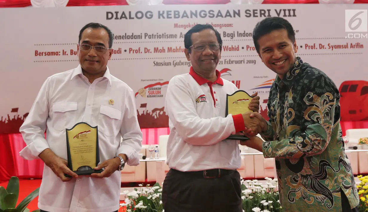 Ketua Gerakan Suluh Kebangsaan Mafud MD (tengah) memberikan cenderamata kepada Menhub Budi Karya Sumadi (kiri) dan Wakil Gubernur Jawa Timur Emil Dardak saat dialog Jelajah Kebangsaan di Stasiun Gubeng, Surabaya, Kamis (21/2). (Liputan6.com/JohanTallo)
