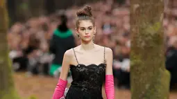 Model berjalan memperagakan busana kreasi Chanel untuk koleksi pakaian fall / winter 2018/2019 di Paris, Prancis (6/3). (AP Photo / Thibault Camus)