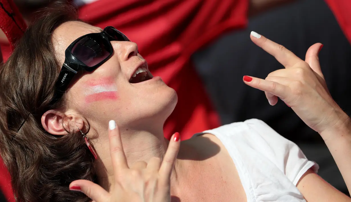 Salam metal fans Austria saat mendukung timnya melawan Islandia pada grup F Euro Cup 2016 di Stadion Stade de France, Saint-Denis, Kamis (23/6/2016) dini hari WIB. (AFP/Kenzo Tribouillard)