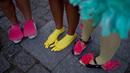 Alas kaki yang dipakai sejumlah wanita saat merayakan karnaval "Maria vem com as outras" di Rio de Janeiro, Brasil (3/2). Acara ini juga untuk mengkampanyekan melawan pelecehan terhadap perempuan. (AP Photo / Silvia Izquierdo)