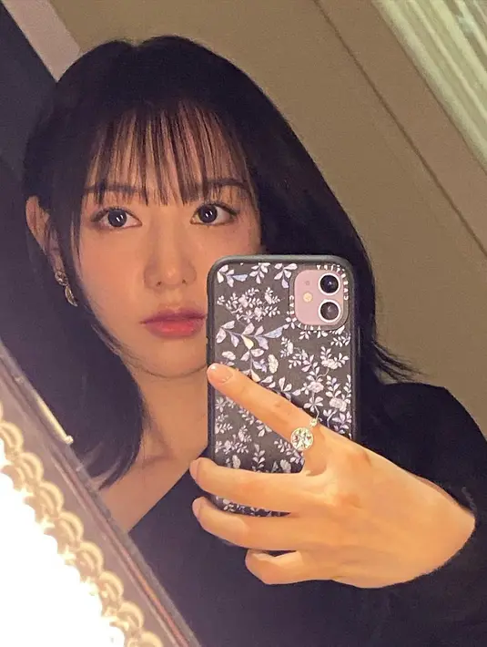 Rambut Kim Ji Won dipotong layer tipis dengan poni sehingga bikin wajahnya lebih berdimensi.[@geewonii]