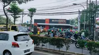 Sejumlah restoran McDonald's di Tangerang dikerumuni atau dipadati ratusan sopir ojek online (ojol). Pasalnya hari ini para pecinta boy band asal Korea Selatan, BTS tengah memburu menu BTS Meal.