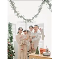 Pemotretan keluarga Ahok bertema Natal, ceria bareng dua buah hati. (Sumber: Instagram/basukibtp)