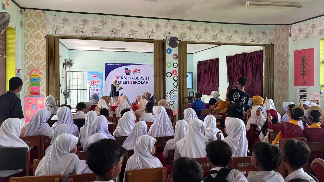 WINGS Group Indonesia, melalui produk WPC Pembersih Porselen dan Kloset, menginisiasi program tahunan Bersih-bersih Toilet Sekolah (BTS)