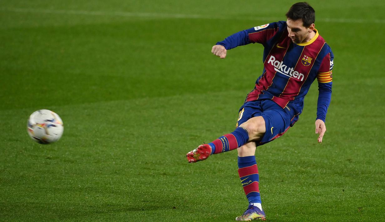 Striker Barcelona, Lionel Messi, menendang bola saat melawan Levante pada laga Liga Spanyol di Stadion Camp Nou, Senin (14/12/2020). Barcelona menang dengan skor 1-0. (AFP/Lluis Gene)