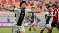 Selebrasi pemain Timnas Jerman U-17, Paris Brunner,&nbsp;setelah mencetak gol ke gawang Spanyol U-17&nbsp;dalam pertandingan perempat final Piala Dunia U-17 2023 yang berlangsung di Jakarta International Stadium, Jumat (24/11/2023). (Bola.com/M Iqbal Ichsan)