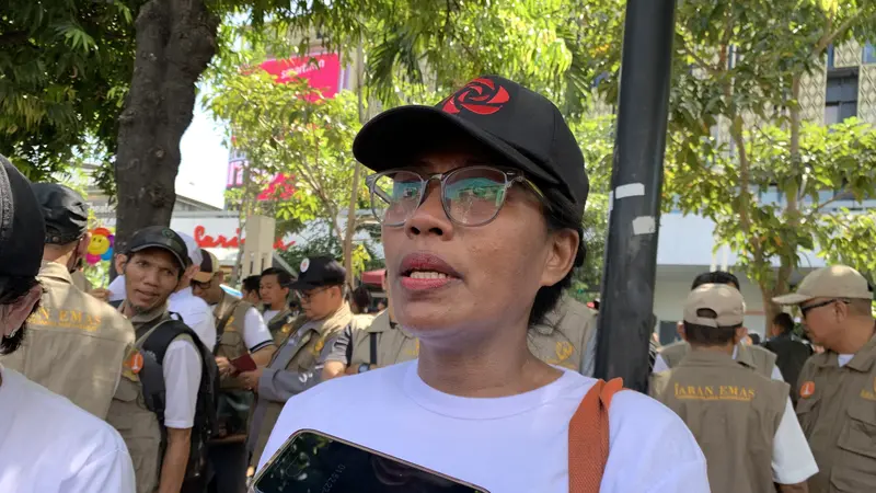 Ester Silooy, salah satu pendukung Prabowo-Gibran berasal dari Cibubur, Jakarta Timur mengikuti arak-arakan Prabowo di kawasan Sudirman-Thamrin, Minggu (20/10/2024).