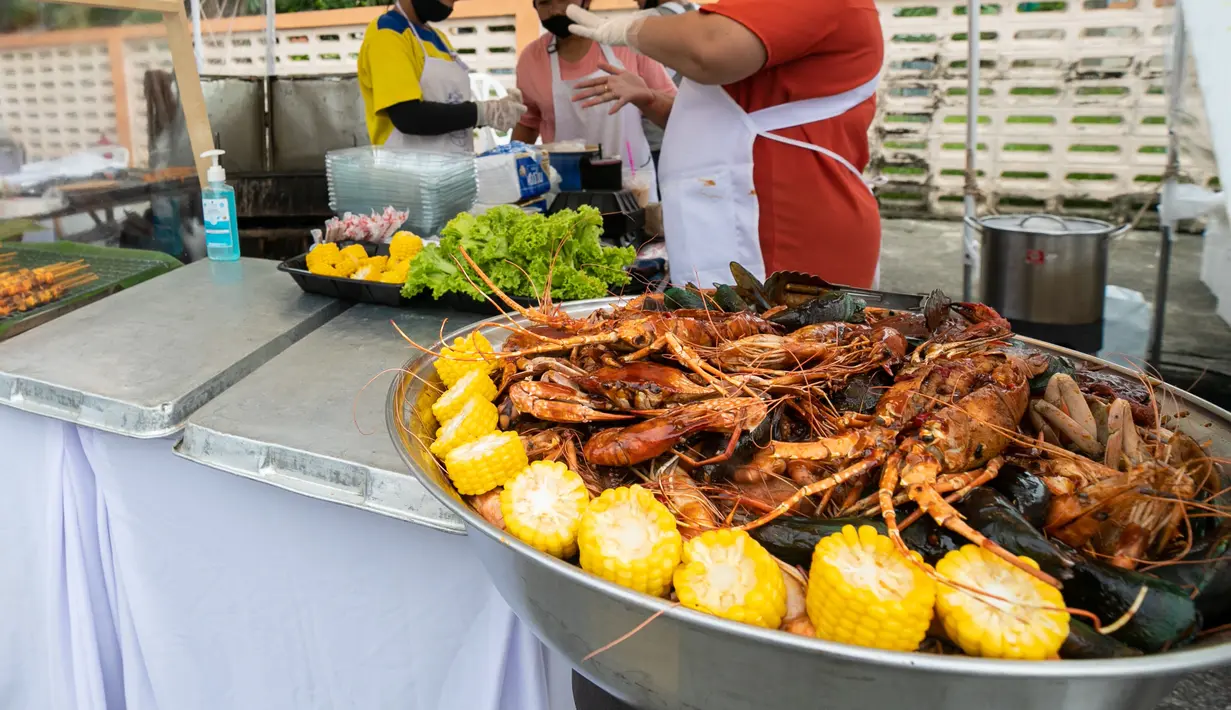 Para penjual memasak lobster dalam festival kuliner di kota tua Phuket, Thailand (13/9/2020). Festival selama dua hari itu digelar untuk mendorong pariwisata dan perekonomian setempat. (Xinhua/Zhang Keren)