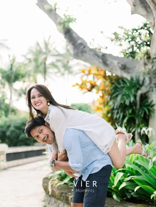 "Semur jengkol, terus sayur asem, tadinya aku nggak pernah lho bikin sayur asam, pas sama dia (Ibnu Jamil). Sebenernya di rumah pernah, tapi mbak yang bikin. Kali ini aku udah bisa ternyata bikin sayur asem. Kalo nyambel harus aku yang bikin," kata Ririn Ekawati.  (Instagram/ririnekawati)