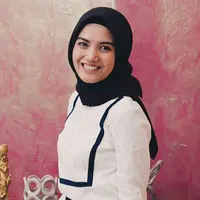 Herfiza Novianiti, istri dari Ricky Harun yang kini memliki profesi baru setelah menyelesaikan pendidikan S2 nya beberapa bulan lalu. Menjadi seorang dosen, wanita yangakrab disapa Fiza ini sangat menikmati perannya.  (Instagram/herfiza)