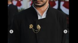 Reza Rahadian memakai bros rancangan Tulola Designs. (Foto: Arman Febryan via hagaipakan on Instagram)
