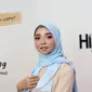 Praktis sekaligus modis, begini tutorial hijab yang pas untuk traveling. (dok. HijabLyfe/Dinny Mutiah)