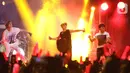 Boyband asal Korea Selatan, iKON menghibur penonton pada festival musik GUDFEST 2019 hari pertama di Helipad Parking Ground, Senayan, Sabtu (2/11/2019). Kehadiran iKON dalam GUDFEST merupakan yang pertama setelah Hanbin atau B.I memutuskan hengkang. (Fimela.com/Bambang E. Ros)