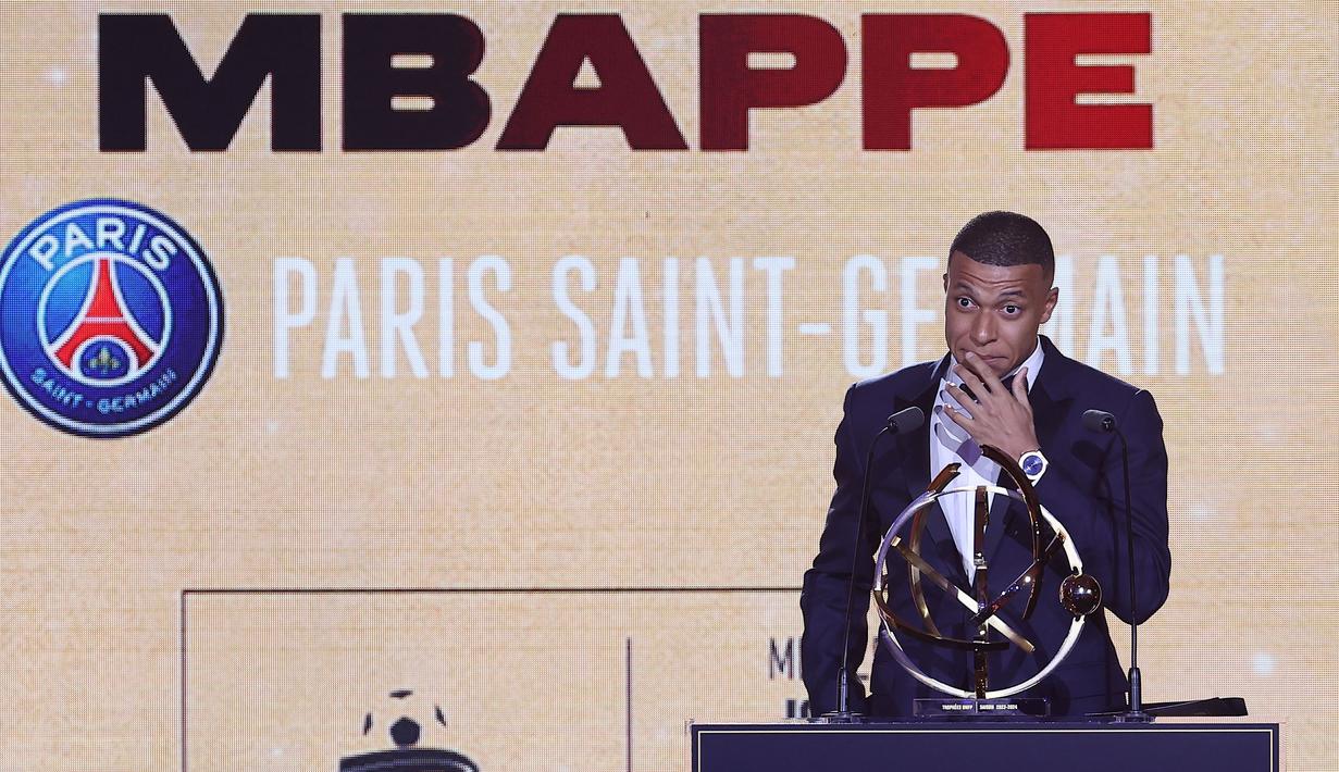 Pemain PSG, Kylian Mbappe memberikan sambutan saat mendapatkan penghargaan pemain terbaik Ligue1 Prancis pada acara yang berlangsung di Paris, Prancis, Senin (13/04/2024) waktu setempat. (AFP/Franck Fife)