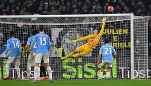 Kiper Timnas Indonesia, Emil Audero, bermain gemilang saat membawa Cremonese menghadapi Lazio pada laga pekan ke-16 Serie A di Stadio Olimpico, Minggu (21/12/2025) dini hari WIB. Berkat kontribusi Emil, Cremonese bermain imbang 0-0 kontra Lazio. (AFP/Andreas SOLARO)