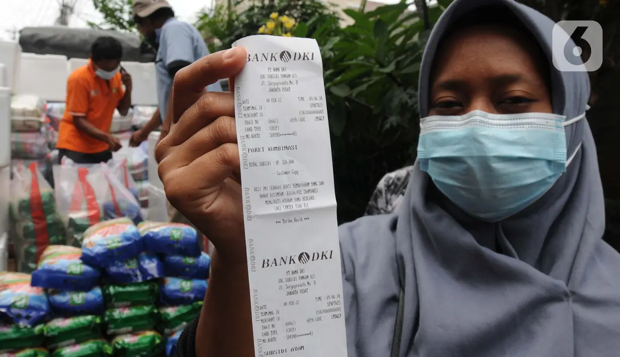 Warga saat Program Pangan Bersubsidi Februari 2022 di RPTRA Bahari, Cilandak, Jakarta selatan, Rabu (9/2/20222). Program Pangan Bersubsidi diperuntukkan untuk warga DKI pemegang KJP Plus, lansia, penyandang disabilitas, buruh ber-KTP DKI, dan guru non PNS. (merdeka.com/Arie Basuki)