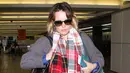 Tak hanya itu, Rachel pun terpotret di bandara Toronto dengan jaket yang tebal serta menutupi ubuhnya dengan tas. (INFphoto.com/E! News)