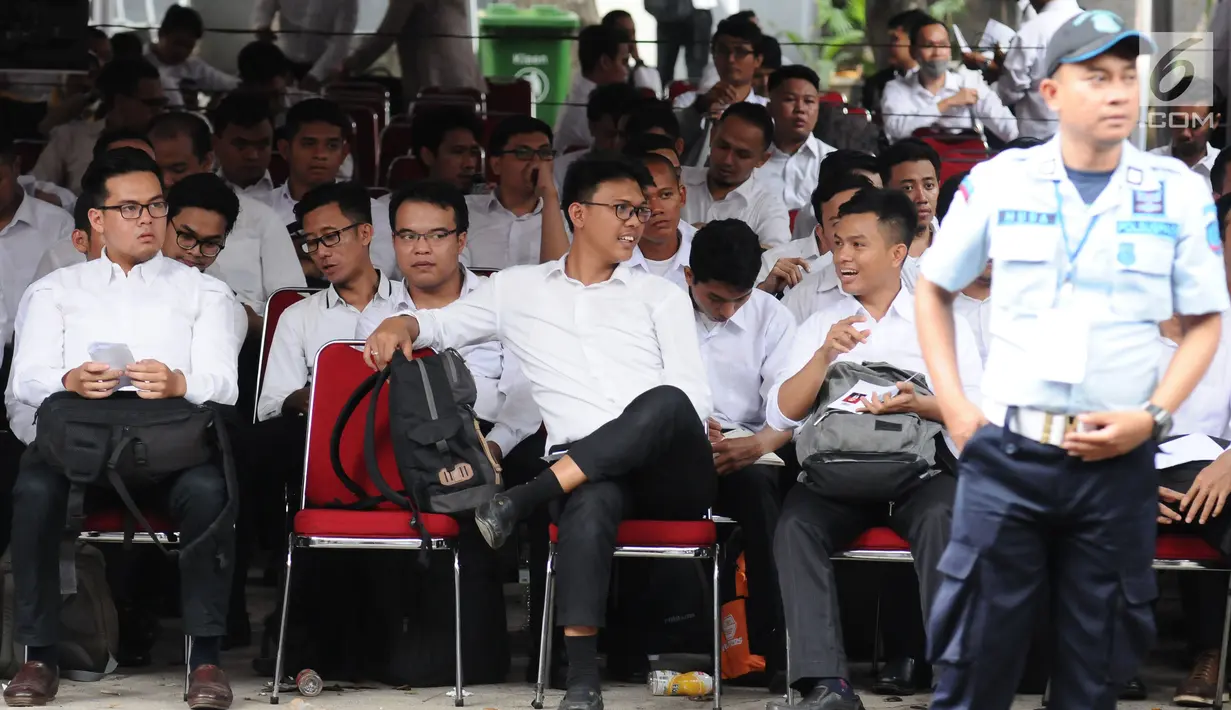 Peserta tes seleksi CPNS Kemenkumham menanti waktu pengecekan keabsahan administrasi di gedung BKN, Jakarta, Senin (11/9). Pada 2017, tercatat 1.116.138 pelamar CPNS mendaftar di lingkungan Kemenkumham. (Liputan6.com/Helmi Fithriansyah)