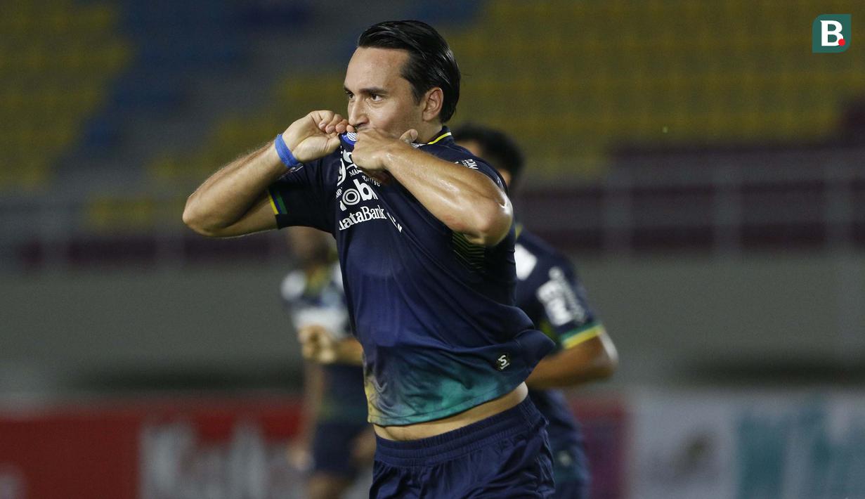 Selebrasi pemain Persib Bandung, Ezra Walian usai mencetak gol penyeimbang 1-1 ke gawang PS Sleman dalam laga leg kedua semifinal Piala Menpora 2021 di Stadion Manahan, Solo, Senin (19/4/2021). Persib bermain imbang 1-1 dengan PS Sleman. (Bola.com/Ikhwan Yanuar)