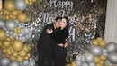 Bersama sang suami, Chelsea Islan merayakan tahun baru 2024. Ia tampil dengan dress dan outer hitam. [@chelseaislan]