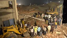 Tim SAR mencari korban di reruntuhan pabrik berlantai lima yang ambruk di Lahore, Pakistan Timur, Rabu (4/11) malam waktu setempat. Sedikitnya 16 orang tewas dan 40 luka-luka akibat kejadian tersebut. (AFP PHOTO/Arif Ali)