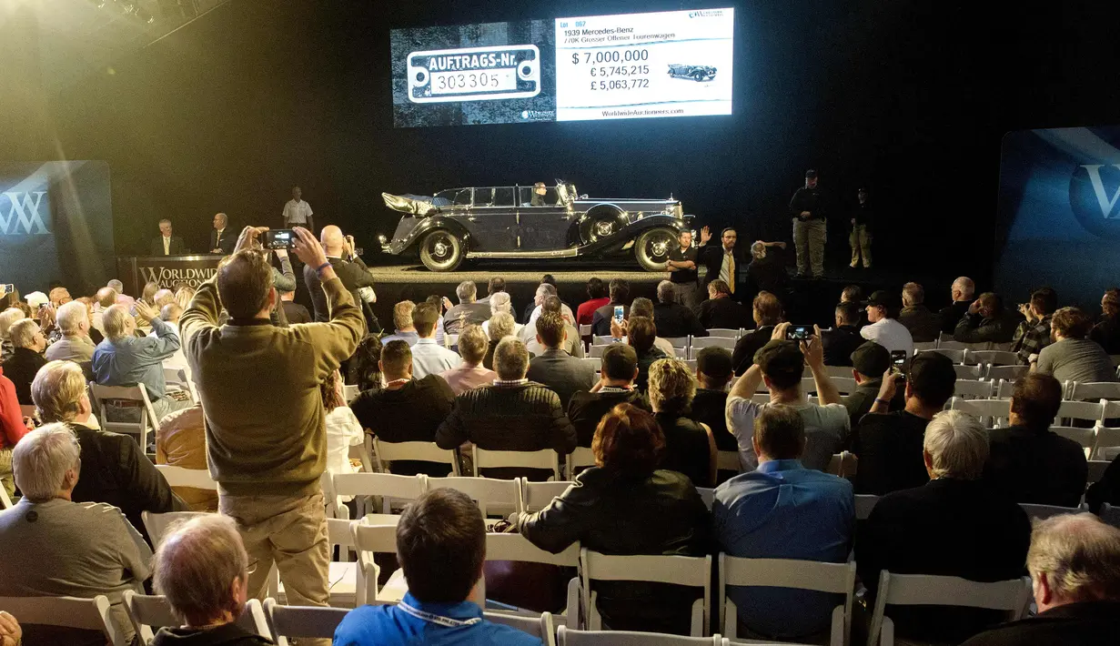 Suasana pelelangan mobil milik Adolf Hitler Mercedes-Benz 770K Grosser Open Tourer di Scottsdale, Arizona, AS, (17/1). (AFP Photo/Laura Segall)
