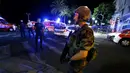 Tentara membuat pagar betis di lokasi serangan teror truk di Nice, Prancis, Kamis (14/7). Setidaknya 60 orang tewas dan ratusan lainnya terluka saat sebuah truk menabrak kerumunan ramai yang merayakan libur nasional Bastille Day. (REUTERS/Eric Gaillard)