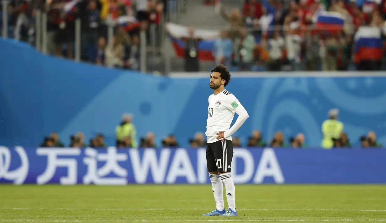 Striker Mesir, Mohamed Salah, tampak kecewa usai ditaklukkan Rusia pada laga Piala Dunia 2018 di Stadion Krestovsky, Saint-Petersburg, Rabu (20/6/2018). Rusia menang 3-1 atas Mesir. (AP/Efrem Lukatsky)