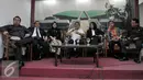 Parlindungan Purba (tengah) didampingi sejumlah jajaran anggota DPD RI memberikan keterangan pers terkait penanganan kebakaran hutan dan lahan di Komplek Parlemen, Senayan, Jakarta, Selasa (3/11). (Liputan6.com/Johan Tallo)