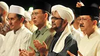 Fadel Muhammad, Suryadharma Ali, Al Habib Umar Bin Hafidh dan Fauzi Bowo mengikuti Dzikir Akbar dengan tajuk &quot;Doa Untuk Bangsa&quot; di Silang Monas, Jakarta. (Antara)