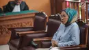 Terdakwa kasus dugaan penyebaran berita bohong atau hoaks Ratna Sarumpaet menjalani sidang dengan agenda pembacaan tuntutan oleh Jaksa Penuntut Umum di PN Jakarta Selatan, Selasa (28/5/2019). Ratna dituntut 6 tahun penjara di kasus penyebaran berita bohong atau hoaks. (Liputan6.com/Faizal Fanani)