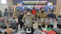 Kapolres Bogor AKBP Iman Imanuddin menggelar konferensi pers terkait kasus penemuan mayat dalam karung di Cibinong, Bogor. (Liputan6.com/Achmad Sudarno)