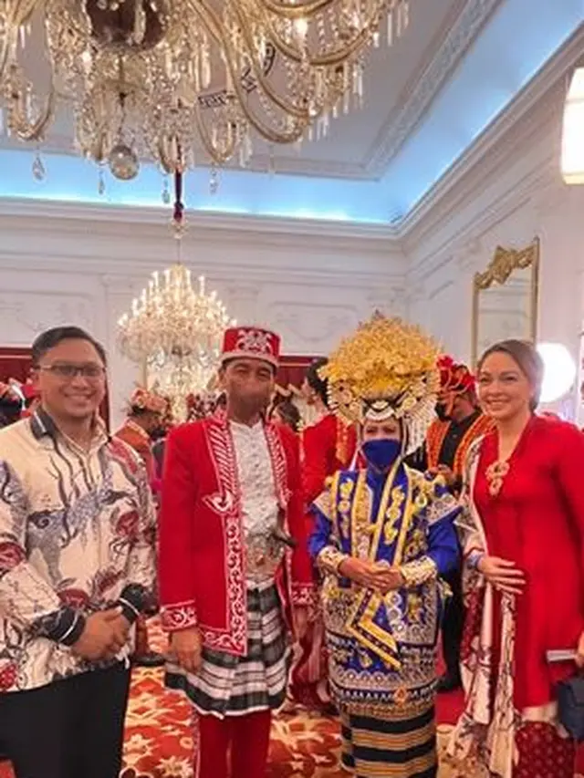6 Potret Artis Ikut Rayakan HUT RI ke-77 di Istana Negara, Reza Rahadian Curi Perhatian