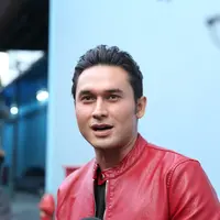 Umi Pipik baru saja mendirikan bisnis kulinernya, Indra pun mengirimkan sebuah karangan bunga yang bertuliskan ‘calon suami’. Hal ini tentu saja mengundang opini publik, mengetahui itu Indra pun akhirnya buka suara. (Nurwahyunan/Bintang.com)